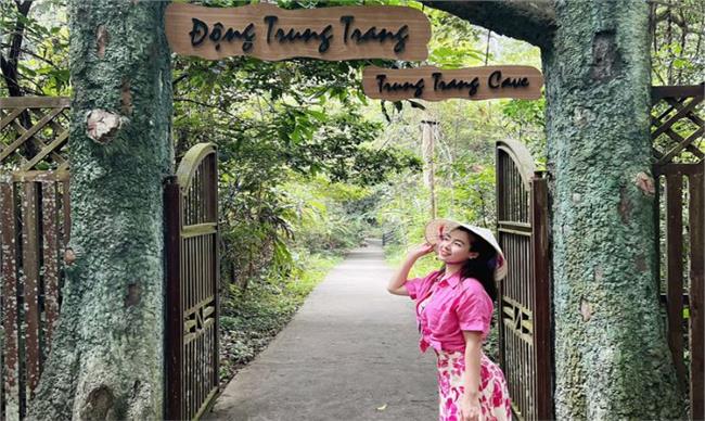 Visiting Trung Trang Cave